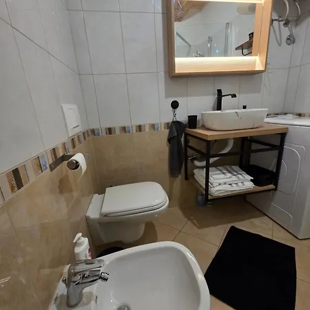 Charming One Bedroom In Old Town 브르사르